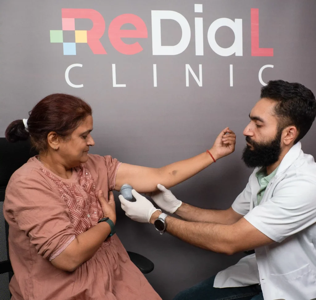 Doctor at Redial Clinic examining a patient as part of a personalized diabetes reversal program